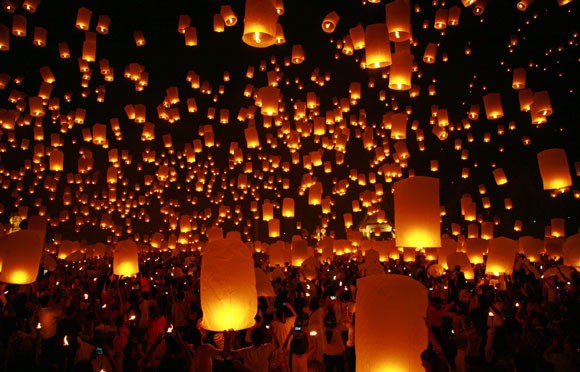 Assista 11.000 luzes voando no céu em uma noite de verão na Polônia…